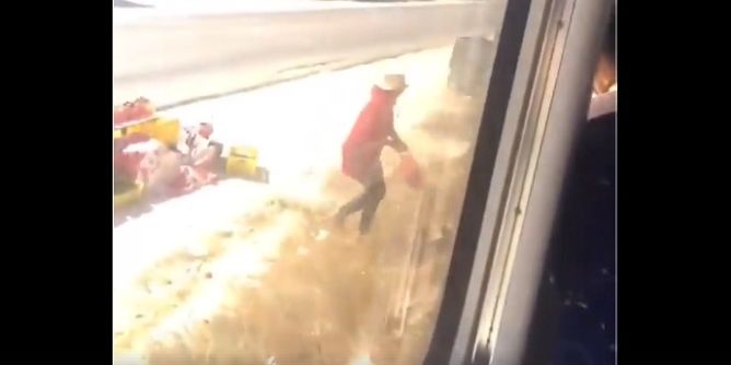 يحدث في تونس : سائق يوقف ميترو مليئا بالمسافرين ليشتري " ساشي " خوخ !